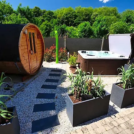 Le Manoir De *